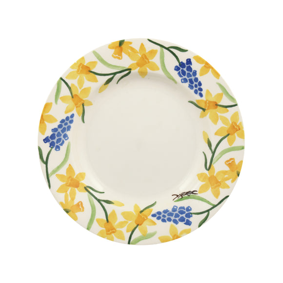 Photo of the front of the Emma Bridgewater Little Daffodils 8.5 inch plate. It has sponged Daffodils and blue grape hyacinths all over the rim. The centre of the plate is unsponged.